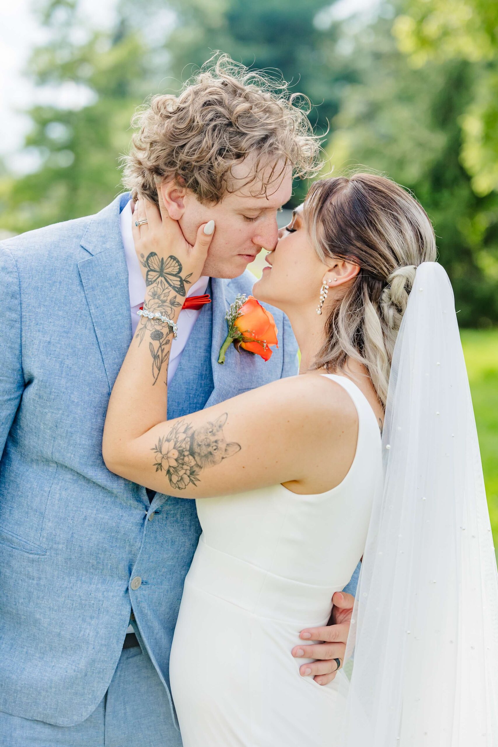 Newlyweds lean in for a tender kiss in the lawn during their Planterra Conservatory wedding